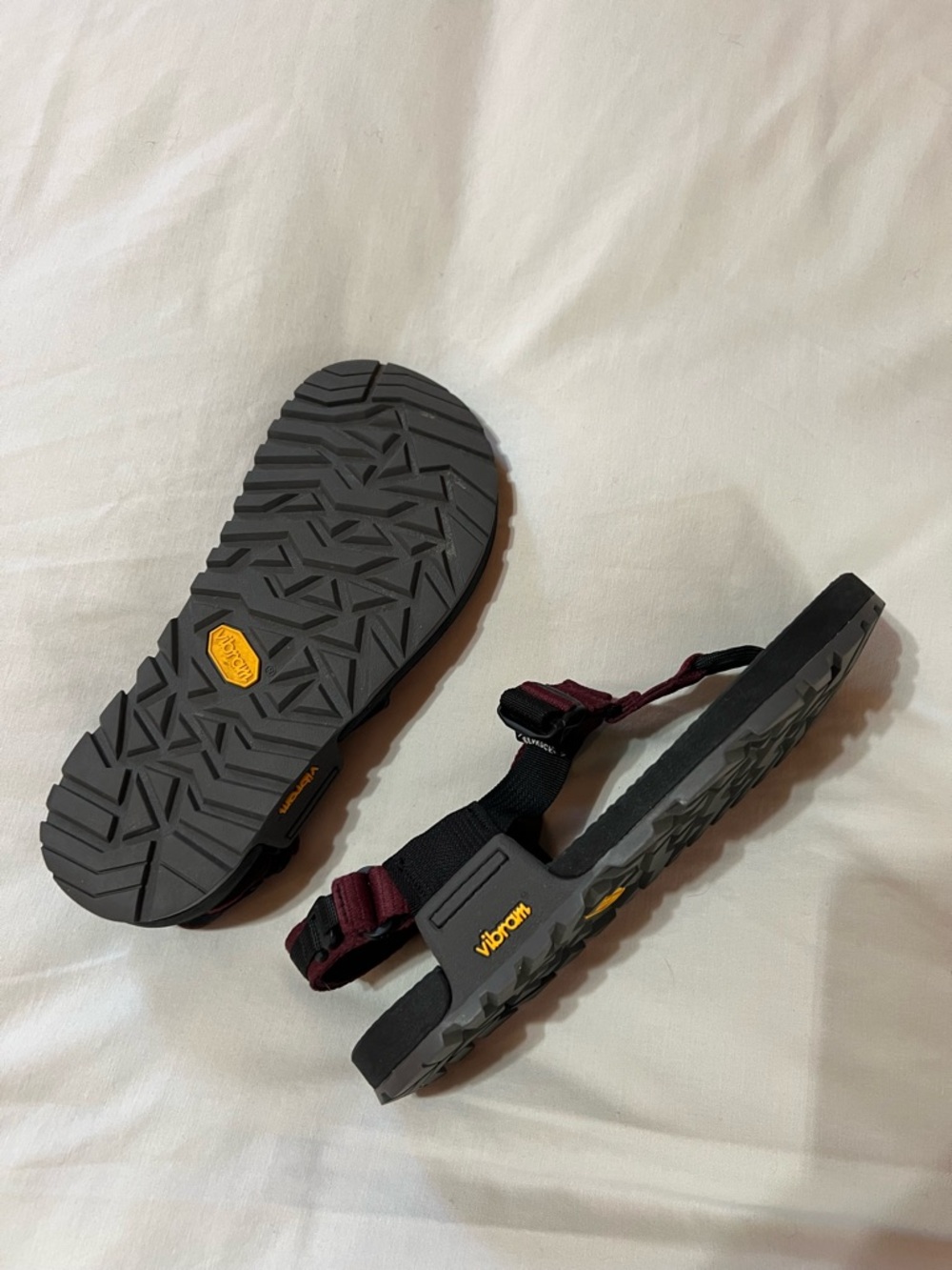 Bedrock Cairn Evo Sandals in Burgundy; Size 6 - Picture 4 of 6